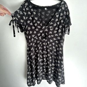 American Eagle Outfitters / Short Dress / Cut Out / Short Sleeve / Floral